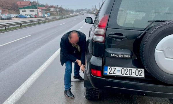 Hoxhajt ia lëshon goma e veturës zyrtare, del për ta rregulluar vet