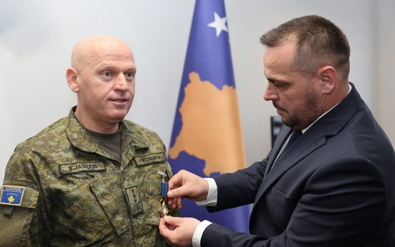Maqedonci dekoron komandantin e FSK-së me medalje për “Shërbim të Shquar”