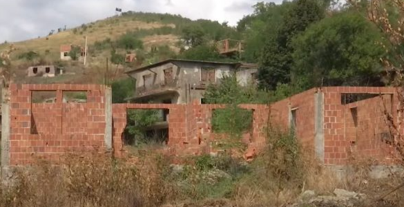 Dëmtohet shtëpia e një kosovari në veri, vendosen mesazhe me shkronja cirilike