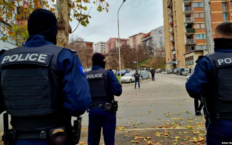 Shkëmbim zjarri mes Policisë dhe disa personave në Zubin Potok, arrestohet një serb