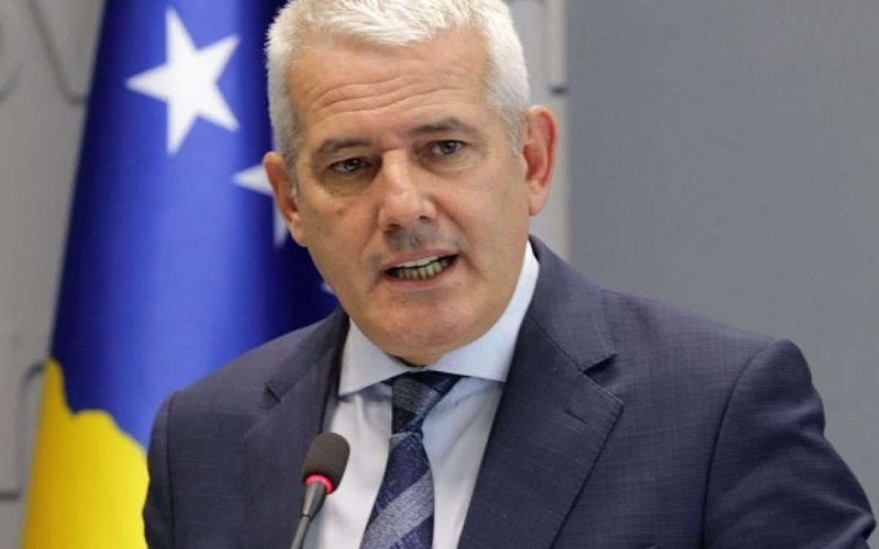 Ministri Sveçla nxjerr të dhënat nga kufijtë: Prej 1 janarit nga Kosova kanë dalë 2 mijë e 408 autobusë