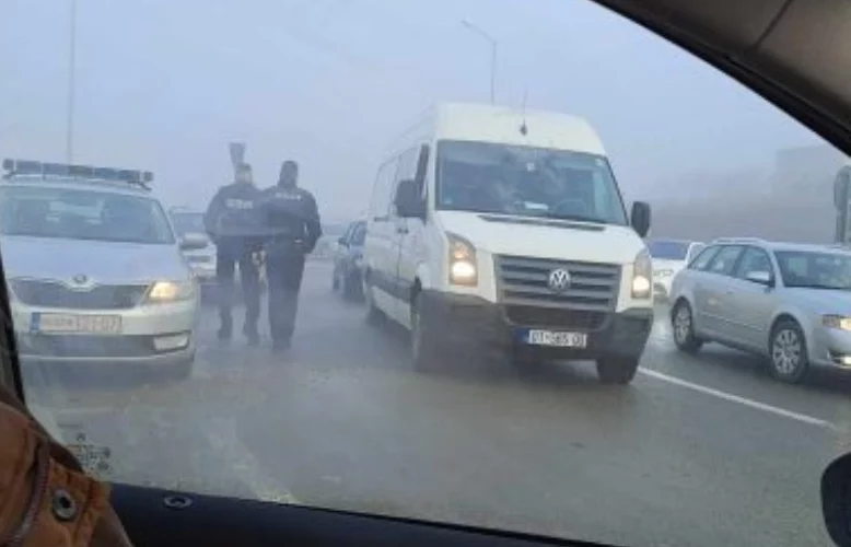 Kolonë kilometërshe/ Mbyllet rruga ku ndodhi aksidenti i rëndë në Fushë Kosovë