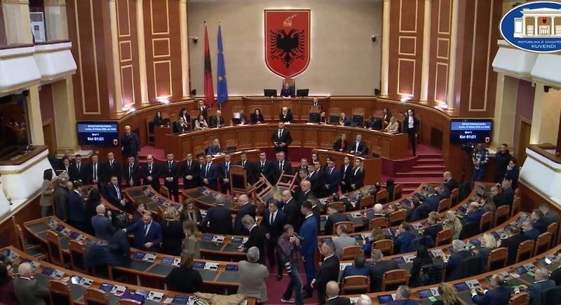 Kuvendi i Shqipërisë i heq imunitetin Sali Berishës – i hapet rruga arrestimit të tij