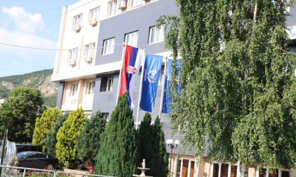 Raportohet për vjedhje në zyrat e UNMIK-ut në Leposaviq e Zubin Potok, Policia: U dëmtuan në maj