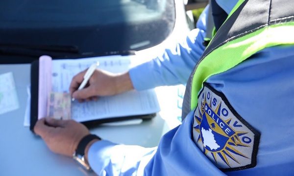 Pa rrip të sigurimit, pa regjistrim të veturës e me telefon – Policia shqipton gjobat e para me Ligjin e ri
