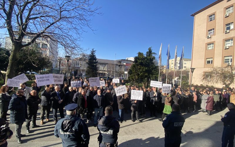 “Kushte më të mira të punës”, protestohet para Komunës së Prishtinës nga zyrtarët e pesë institucioneve