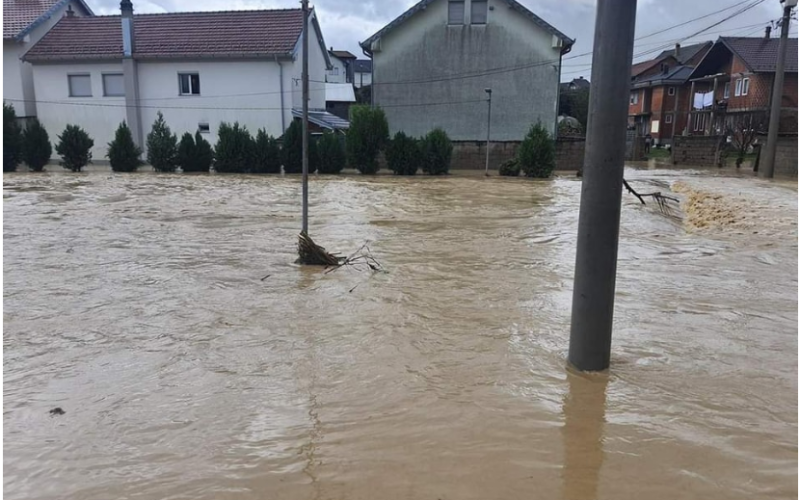 Vërshimet dëmtuan fermerët në Gjakovë: Ata ende nuk janë kompensuar