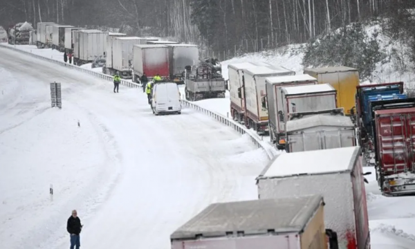 Stuhi bore dhe temperatura -43 °C, 1000 automjete bllokohen në autostradën e ngrirë në Suedi