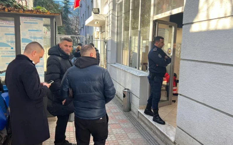 Shkoi për të pyetur diçka, qytetari ndërron jetë në Gjykatën e Tiranës