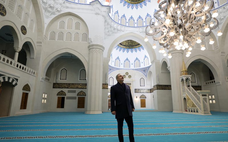 Ministri i Jashtëm turk nis turneun zyrtar në Shqipëri, ndalesa e parë “Xhamia e Namazgahut”