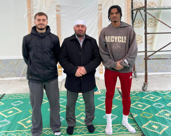 Basketbollisti nga Amerika konvertohet në mysliman në Kosovë
