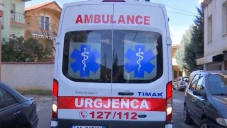 Shoferi i ambulancës humbet kontrollin e mjetit, dëmtohet bashkë me infermieren