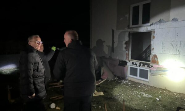 Komuna e Mitrovicës ndan 20 mijë euro për familjen Brahimi që u lënduan nga shpërthimi në Kçiq