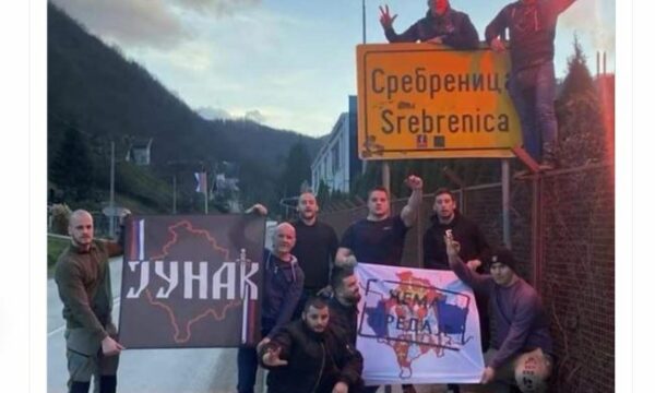 Serbët e RS-së provokojnë nga Srebrenica me simbole nacionaliste, aty shihet harta e Kosovës
