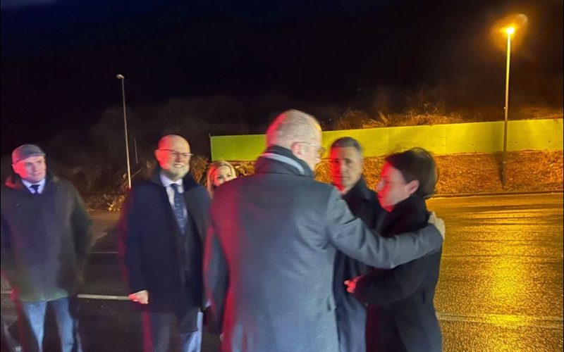 Ministri i Jashtëm i Shqipërisë mbërrin në Morinë – pritet nga Gërvalla