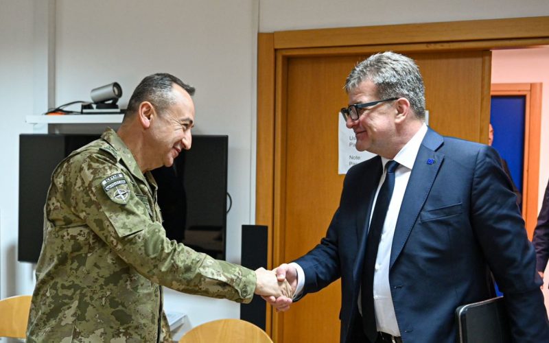 Lajçaku takohet me shefin e KFOR-it, u diskutuan përpjekjet e përbashkëta për sigurinë në Kosovë
