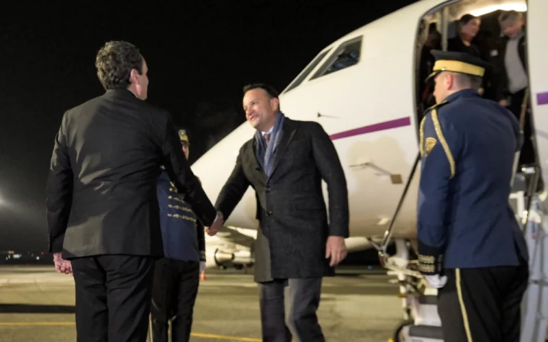 Kryeministri i Irlandës në Kosovë, pritet në takim nga Osmani dhe Kurti