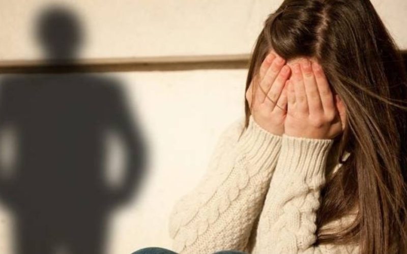 Dyshohet se u dhunua seksualisht, 15 vjeçarja gjendet e ngujuar në banesë