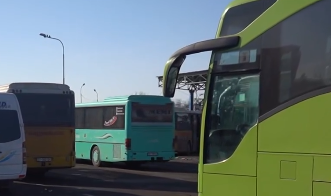 A po largohen 400 autobusë me kosovarë çdo ditë nga Kosova?