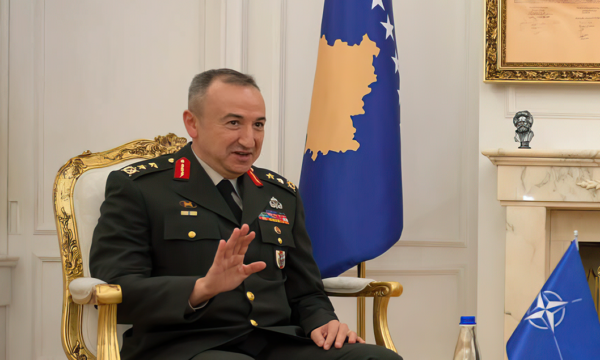 Komandanti i KFOR-it: Do të qëndrojmë në Kosovë për aq kohë sa është e nevojshme