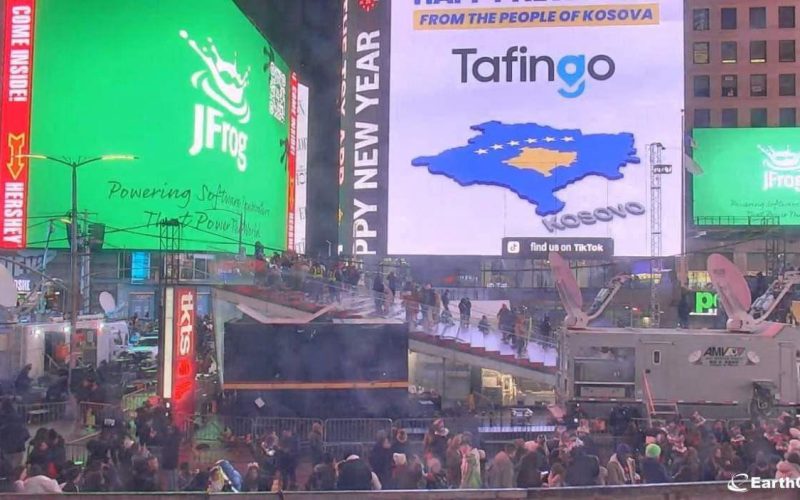 Harta dhe flamuri i Kosovës ‘pushtojnë’ qendrën e New Yorkut në natën e ndërrimit të moteve