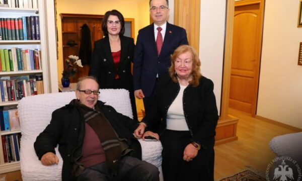 Begaj dhe Rama urojnë Kadarenë në 88-vjetorin e lindjes: Urë e fortë dhe e bukur e jona me perëndimin