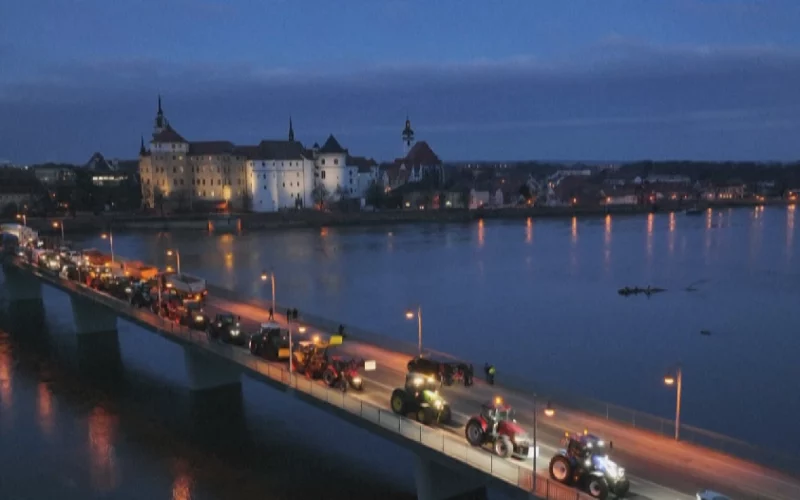 Protesta në Gjermani – Fermerët bllokojnë urën e lumit Elba