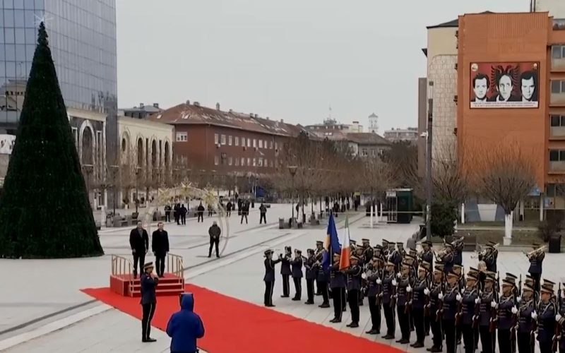 Kryeministri irlandez pritet me ceremoni shtetërore nga Kurti