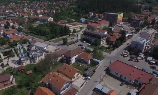 Një person në Leposaviq raporton në Polici se dikush i ka shkruar fjalë kërcënuese në xhamin e veturës