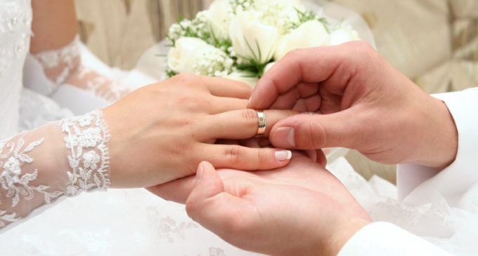 Avokatja kosovare: Çiftet të mos nxitojnë të hyjnë në martesë
