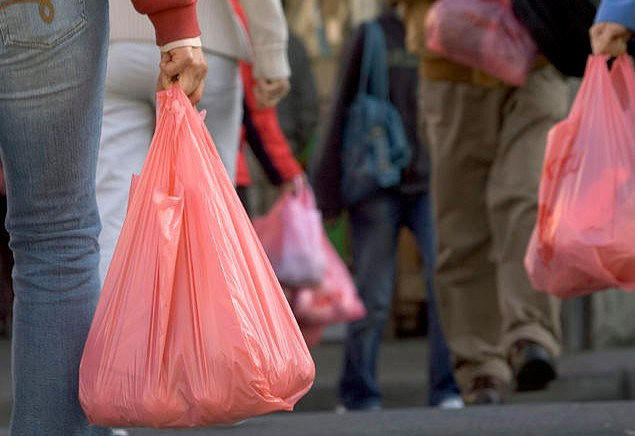 Qytetarët ankohen se po ua shesin qeset plastike, i duan të letrës apo tekstilit