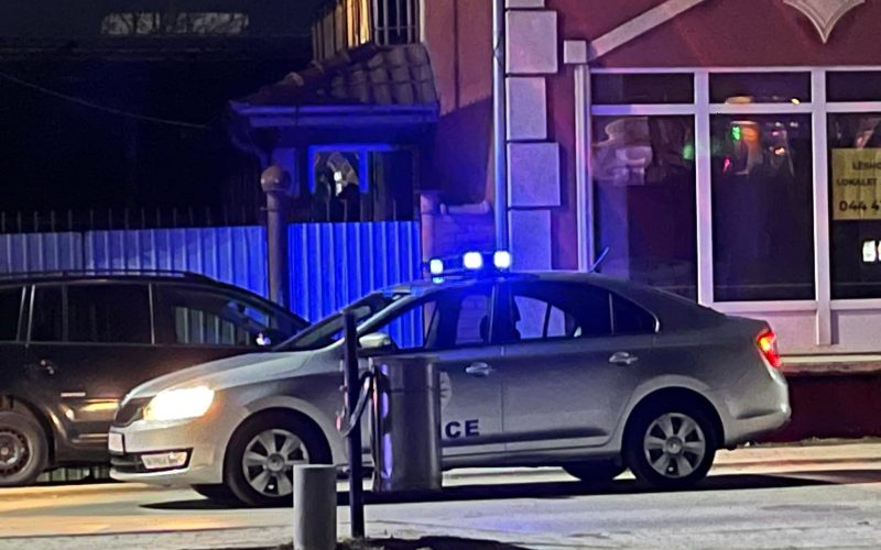 Antidroga në Prizren e ndalon një veturë – vozitej nga një i mitur, i konfiskohen plot armë