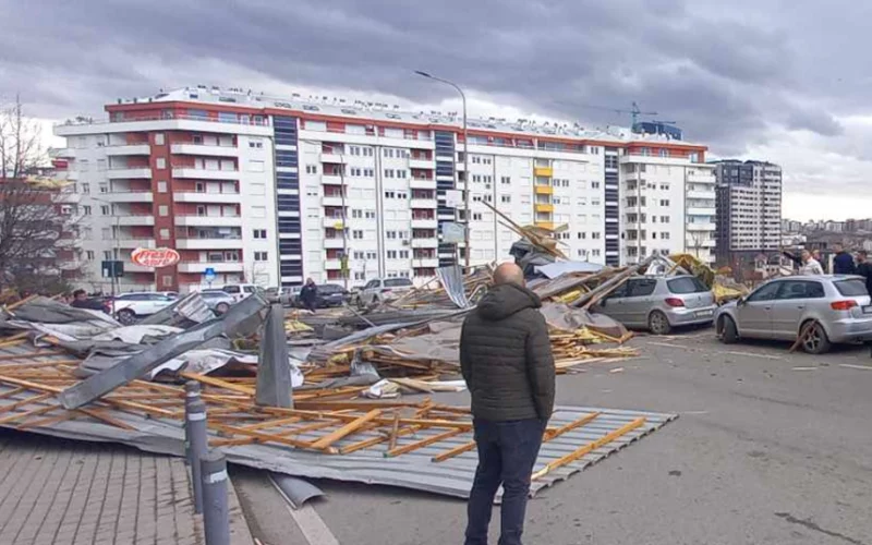 “Lëndime të shumëfishta”, kjo është gjendja e të lënduarës nga rënia e kulmit të komunës së Prishtinës