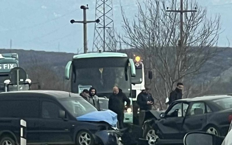 Aksident mes dy automjeteve në rrugën Gjakovë- Prizren, lëndohen tre persona