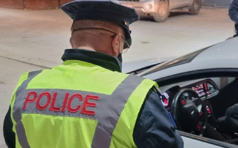 Voziti 152 km/h në zonën 50 km/h: I meret leja 21 vjeçarit në Ferizaj, dënohet edhe me 300 euro