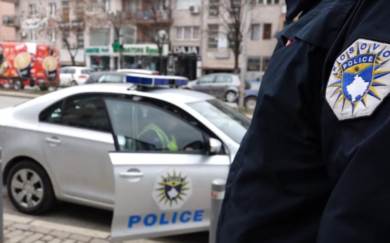 E kërcënuan me armë dhe rrahën një person, arrestohen tre të dyshuar