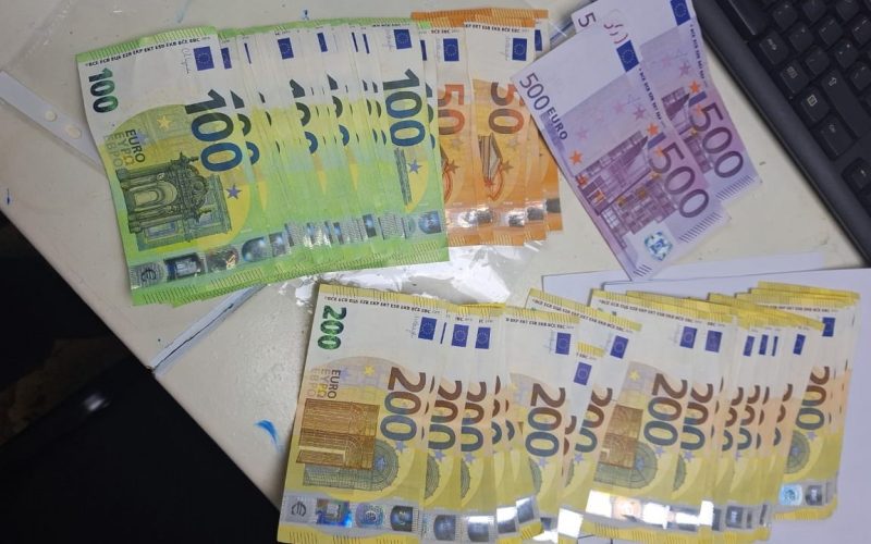 Kapen mbi 13 mijë euro të padeklaruara nga Dogana në Bërnjak