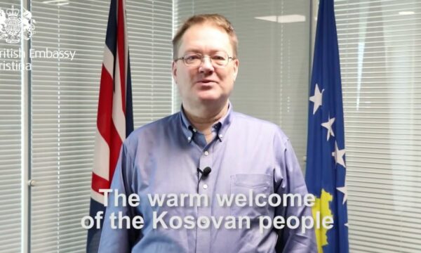 “Kosova një vend special që meriton sukses”, Ambasadori Abbott përshëndetet me kosovarët nëpërmjet një video