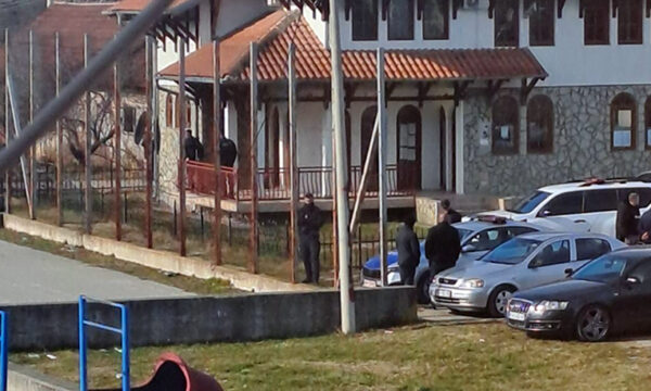 Policia në fshatra të Pejës, Istogut e Klinës – aksion kundër zyrave paralele të Serbisë