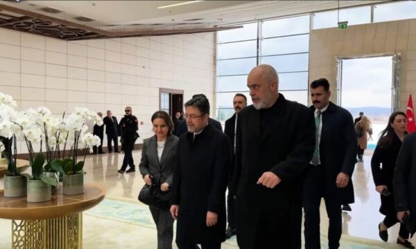 Rama mbërrin në aeroportin e Ankarasë, nis vizitën zyrtare në Turqi
