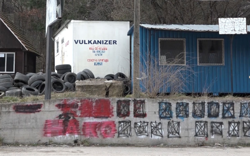 Grafiti famëkeq serb “Kur ushtria të kthehet në Kosovë” shfaqet në Veri