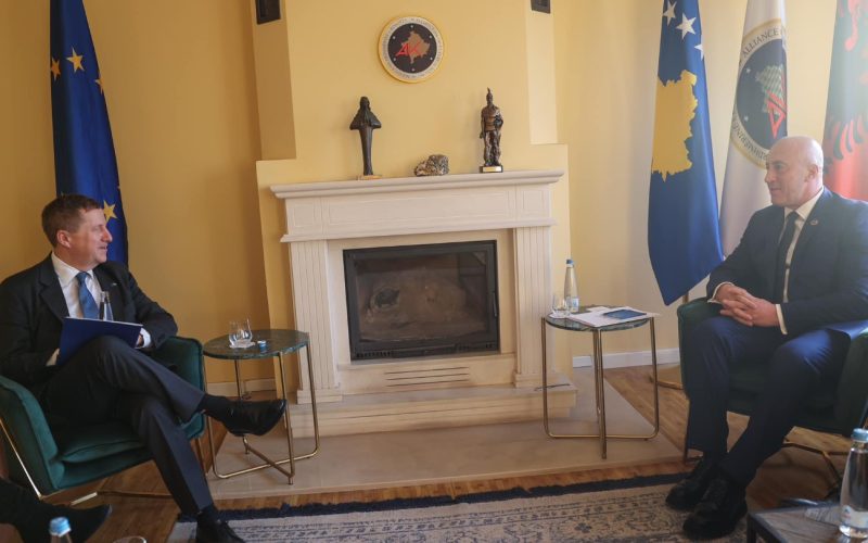 Haradinaj takon ambasadorin e BE-së në Kosovë: Integrimi euro-atlantik është objektivi kryesor strategjik