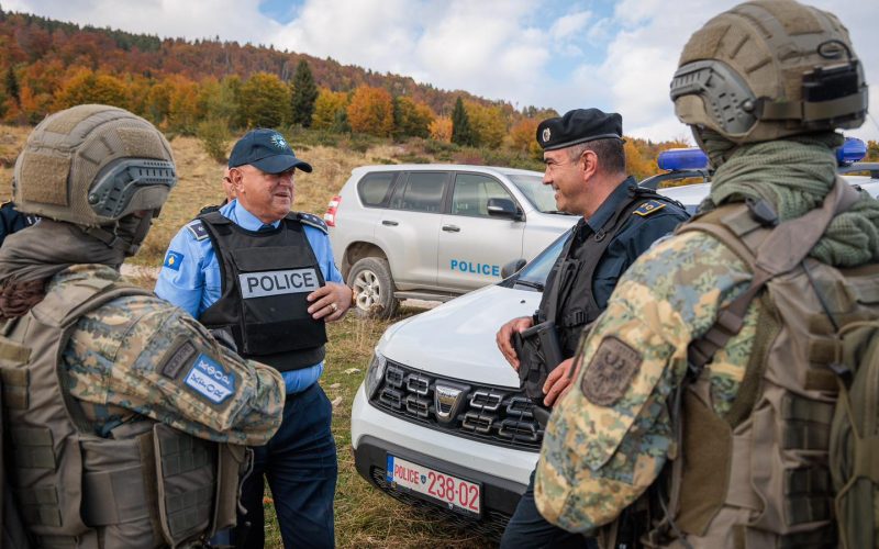 Pas largimit nga Komuna e Zveçanit, KFOR-i vazhdon patrullimin në zonë: Po punojmë ngushtë me Policinë e Kosovës