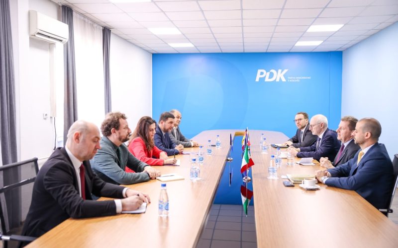 Memli Krasniqi takon diplomatët perëndimorë, u kërkon heqjen e masave të BE-së