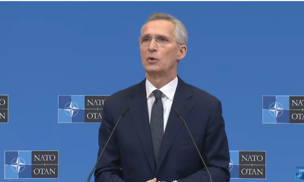 Stoltenberg: Kosova dhe Serbia të përmbahen nga veprimet që çojnë në eskalim të mëtejshëm të tensioneve