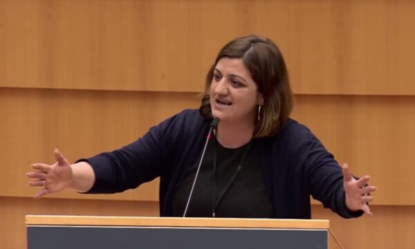 Eurodeputetja Ozlem Demirel sulmon NATO’n që bombardoi Serbinë, gazetari gjerman e quan budalla