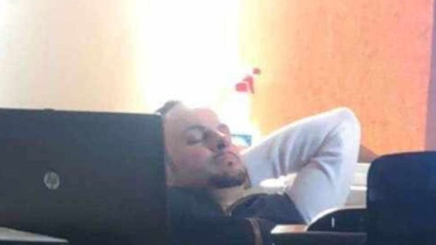 Profesori i shkollës teknike në Mitrovicë që u fotografua duke fjetur: Isha me grip