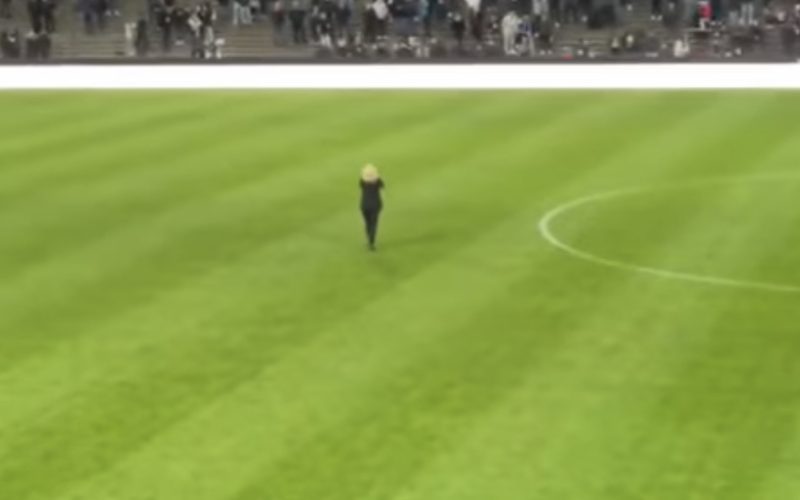 Shkurte Fejza e këndon “Mora fjalë” në një stadium të Zvicrës, çfarë atmosfere