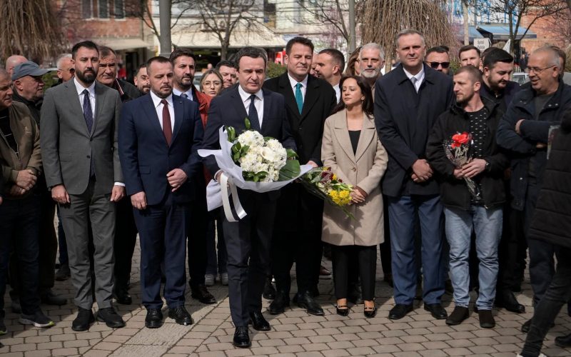 Kurti përkujton masakrën në Tregun e Gjelbër në Mitrovicë: Forcat serbe vranë 7 civilë, më i vjetri 65 vjeҫ e më e reja 5 vjeҫ