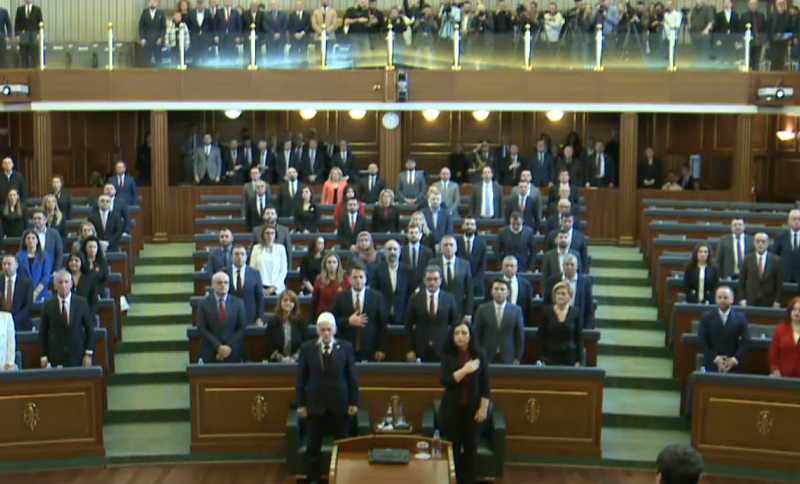 Seanca solemne për Epopenë e UÇK-së nis me himnin e Kosovës dhe të Shqipërisë
